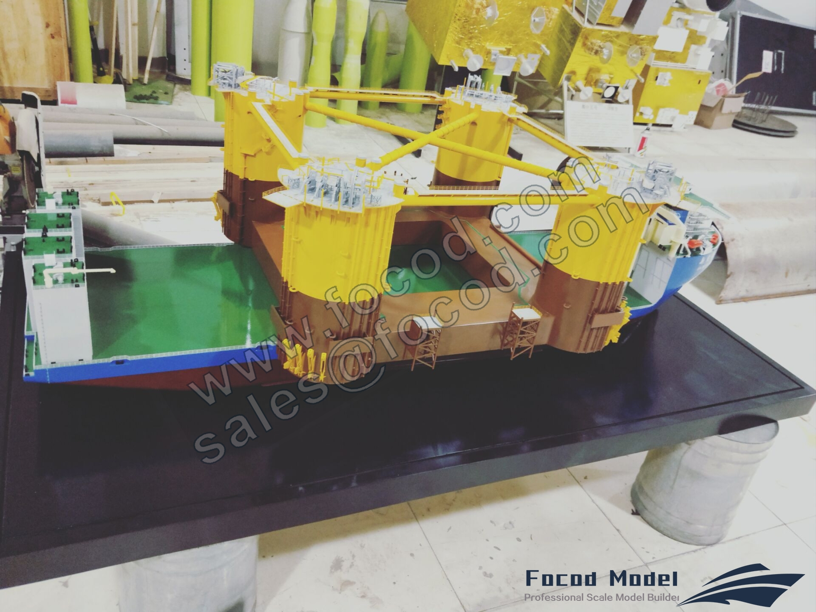 custom made model of Xin Guang Hua semi-submersible heavy lift vessel with cargo
